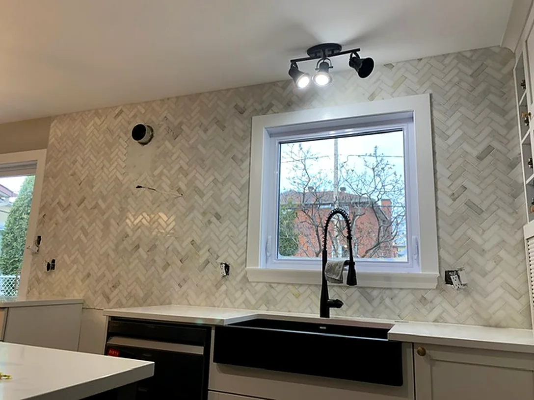 Herringbone around the window, farm sink