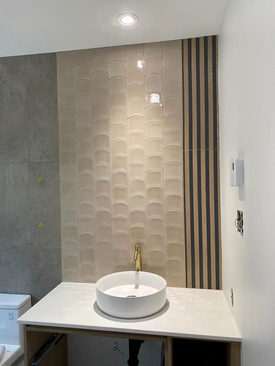 Fluted feature wall behind a vessel sink
