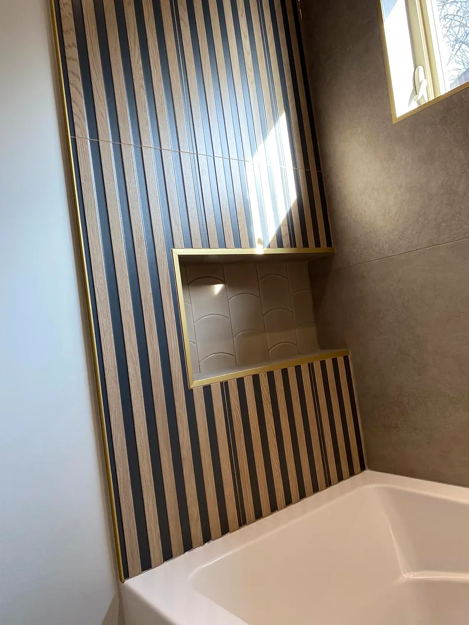 Ribbed surround and brass on a tub shower
