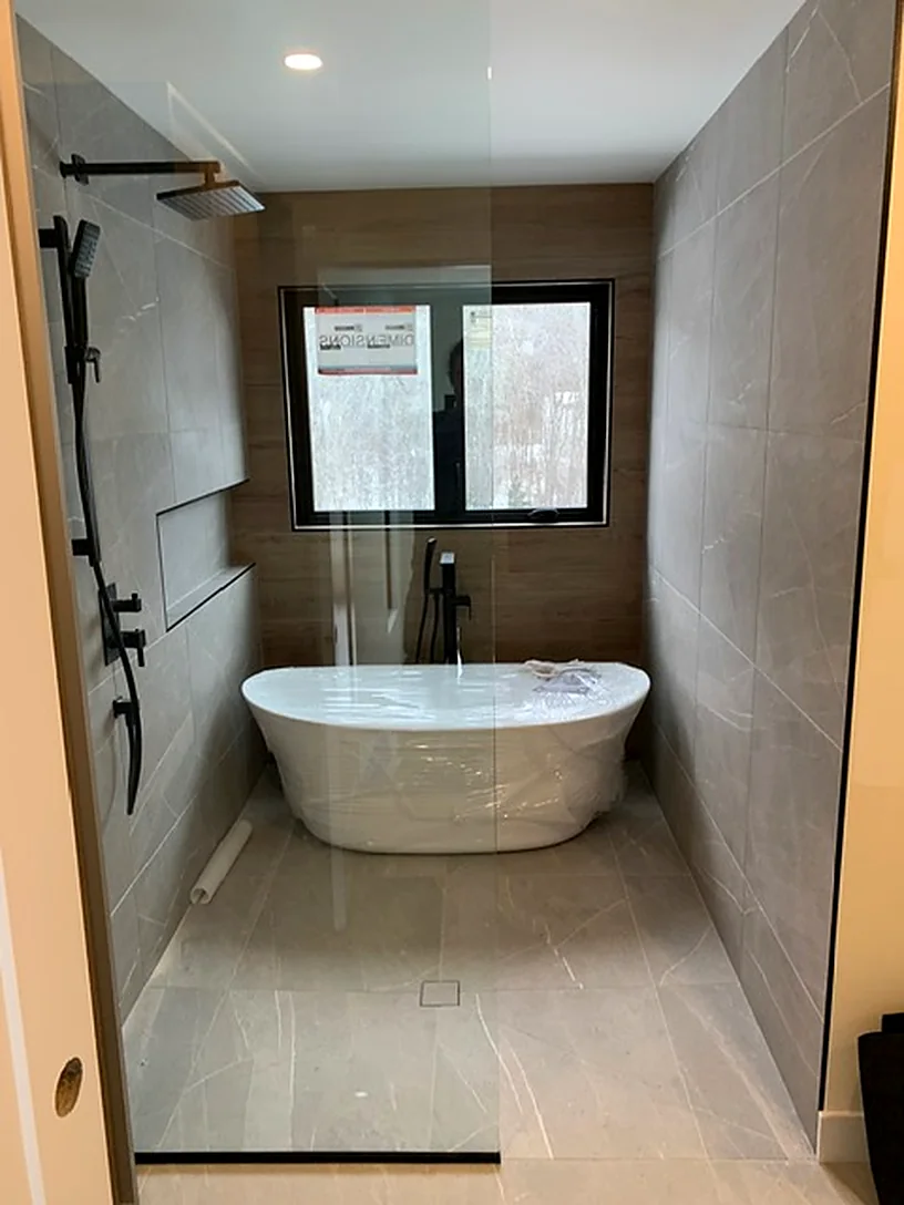 Large-format grey around a tub and window