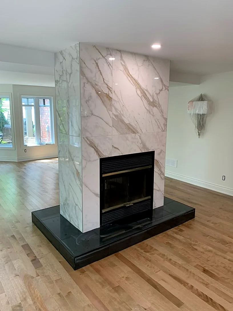 Marble-look surround, full height