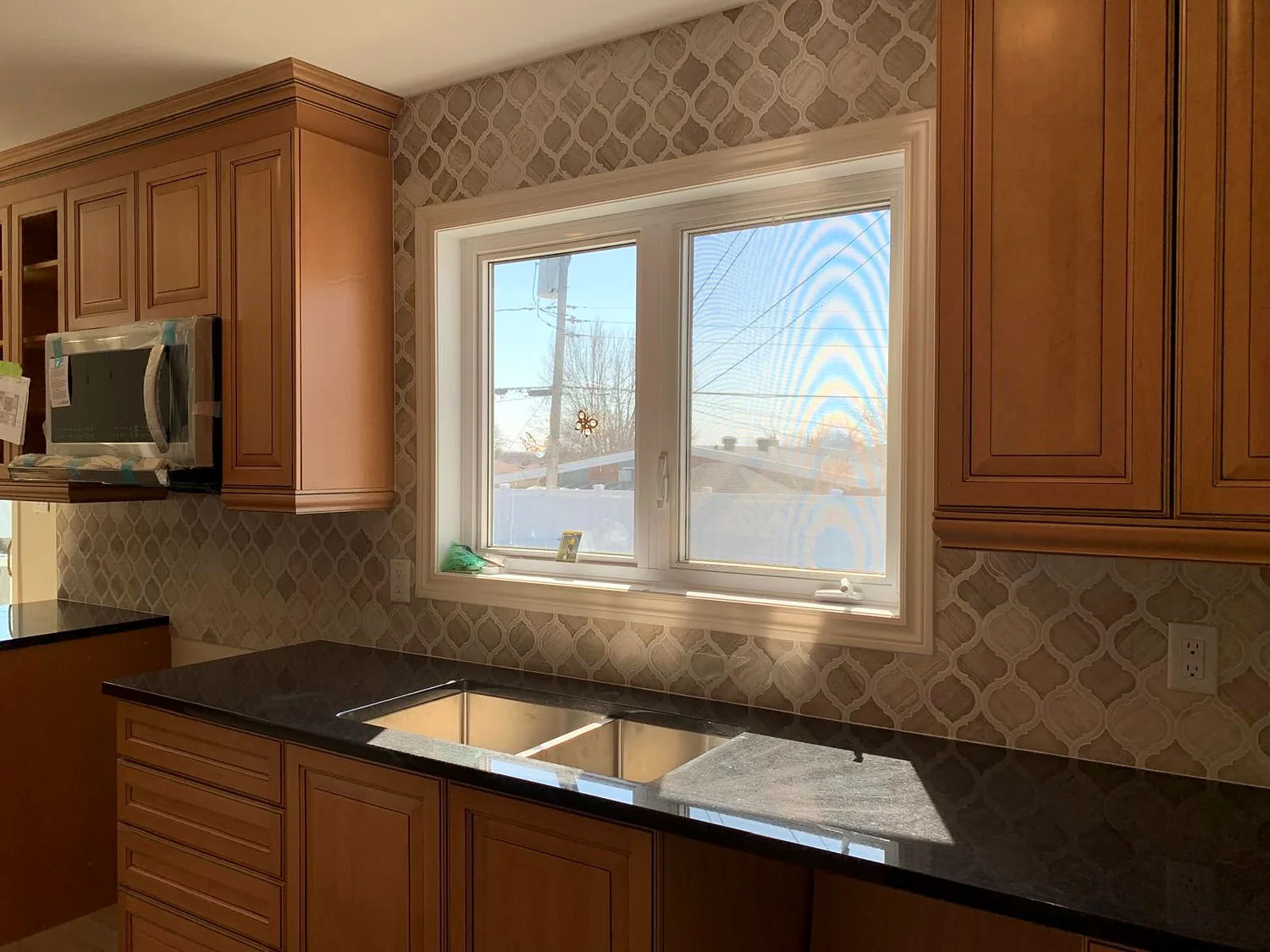 Arabesque backsplash carried around the window