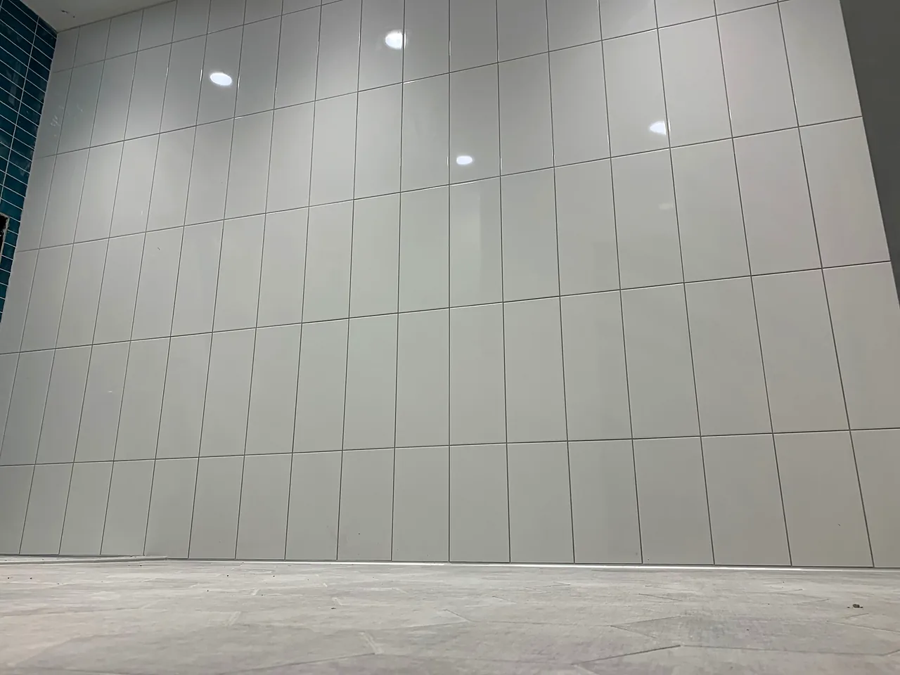 Large-format white wall, tight joints